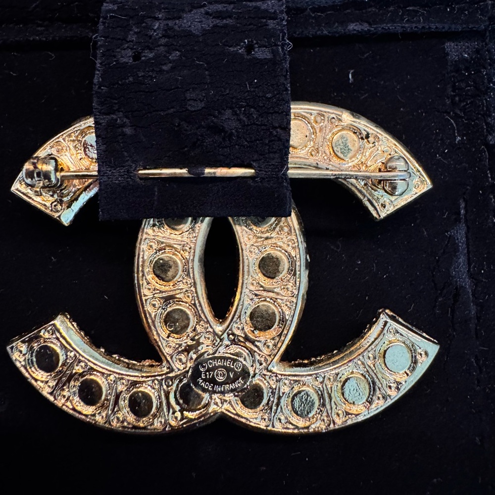 CHANEL Gold and Pearl Brooch - Picture 6 of 14